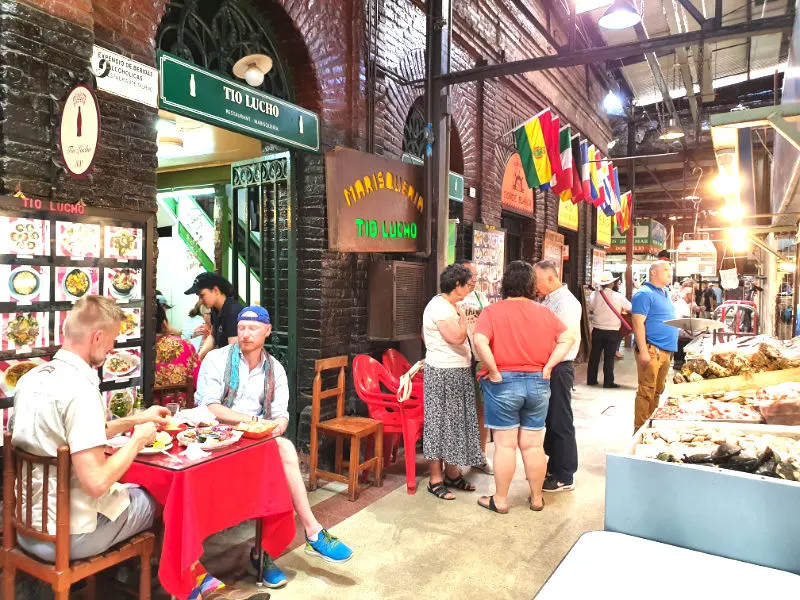 Entrada de la marisquería Tío Lucho dentro del Mercado Central, foto de Andrea Hoare Madrid