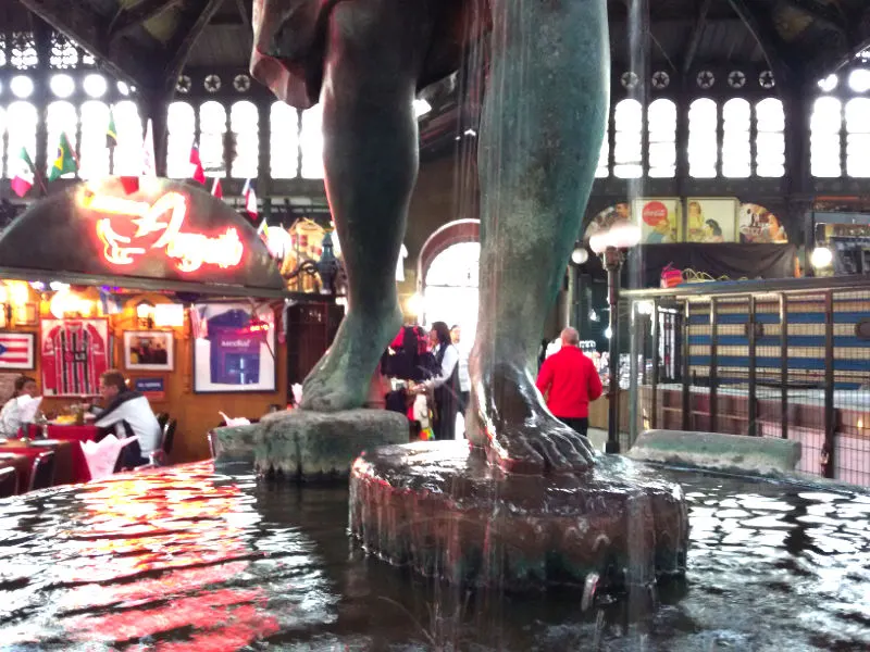 Piernas de la mujer del agua (fuente al interior del Mercado Central de Santigoa) - Foto de Andrea Hoare Madrid