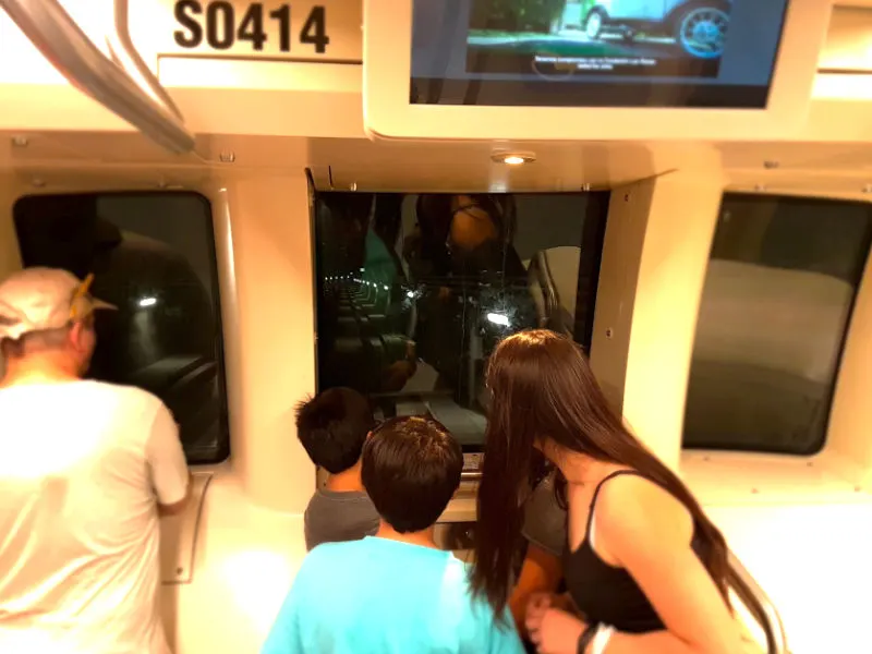 Personas mirando el túnel a través del ventanal del primer vagón del Metro de la línea 6 - Foto de Andrea Hoare Madrid