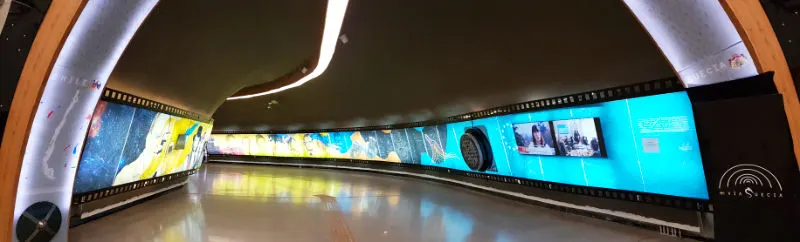 Pasillo de combinación entre la Línea 1 y la Línea 6 en la Estación Suecia del Metro, decorado con la obra "Vía Suecia" - Foto de Andrea Hoare Madrid