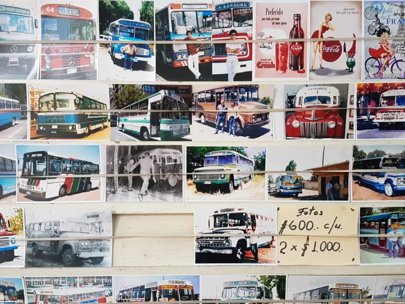 Fotos y postales antiguas a la venta en un local del Persa Bío Bío - Foto de Andrea Hoare Madrid
