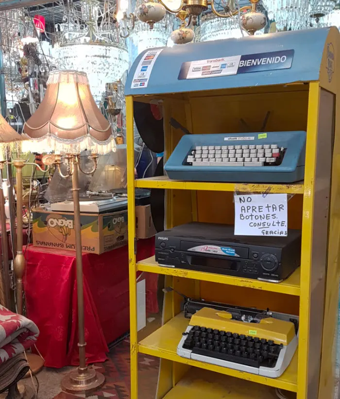 Local de un galpón del Persa Bío Bío vendiendo lámparas y máquinas de escribir antiguas - Foto de Andrea Hoare Madrid