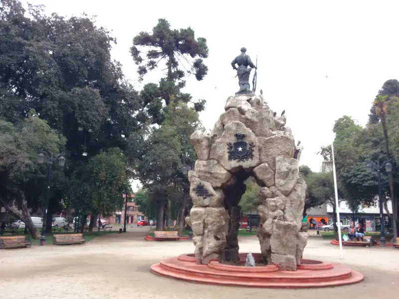 Plaza Yungay, Monumento del Roto Chileno. Foto de AHM. Santiagoando