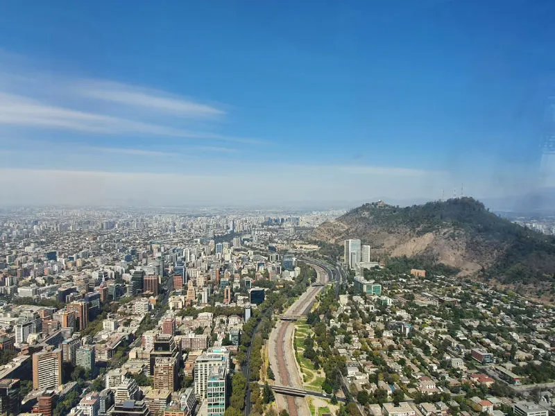 Río Mapocho, Parque Metropolitano o Cerro San Cristóbal y Santiago Centro y Poniente vistos desde el Sky Costanera, el mirador del Costanera Center - Foto de Andrea Hoare Madrid