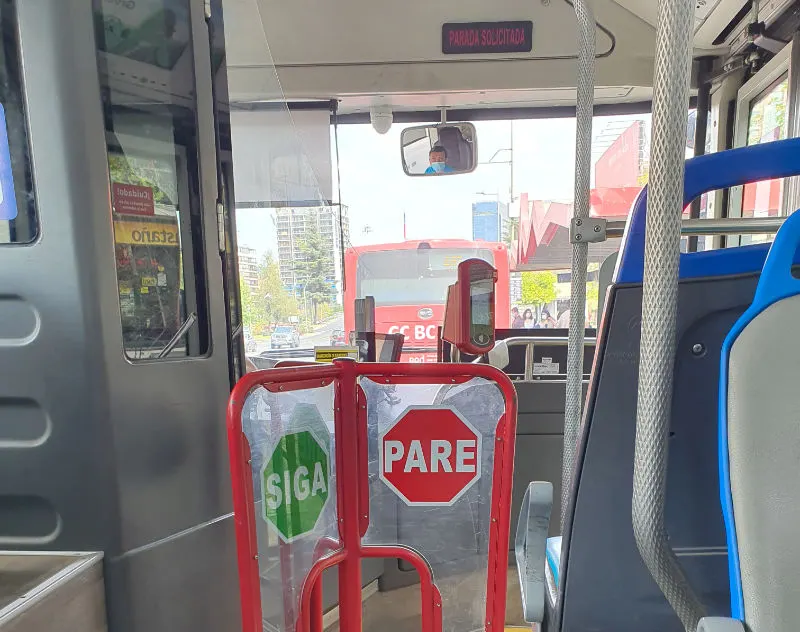 Detalle de un torniquete al interior de un bus eléctrico de Santiago de Chile - Foto de Andrea Hoare Madrid