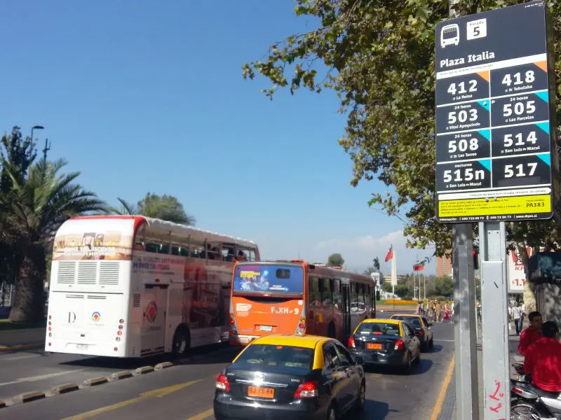 Taxis y buses de Santiago transitando por la Avenida Alameda a la altura de la Torre Entel - Foto de Andrea Hoare Madrid