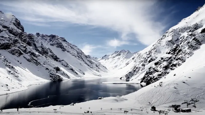 Panorámica de la Laguna del Inca y las pistas de Portillo, uno de los centros de ski más antiguos de sudamérica - Captura de Pantalla del video https://www.youtube.com/watch?v=ucSGvuasIyo