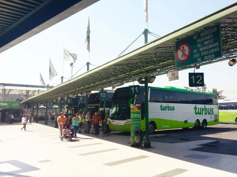 Andenes de los buses interurbanos de la Línea TurBus en el Terminal Alameda de Santiago - Foto de AHM