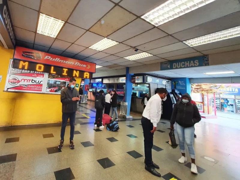 Interior del Terminal Sur, la Estación de Buses Interurbana más popular de Santiago. Vendedores ofreciendo pasajes - Foto de AHM