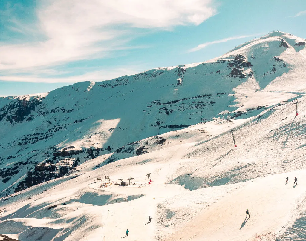 Detalle de una foto panorámica de Valle Nevado (centro de ski cerca de Santiago) de Maico Pereira en Unsplash, disponible en https://unsplash.com/es/fotos/eREMyub8ajw