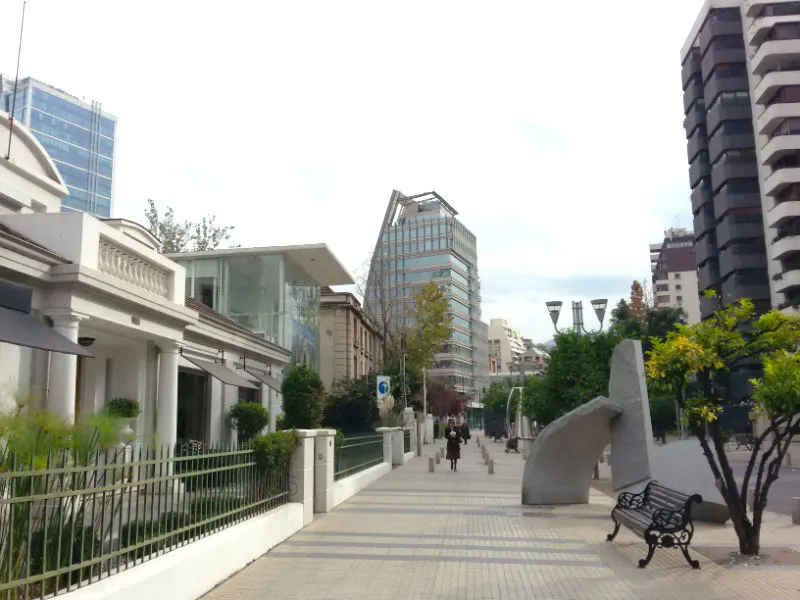 Calles del barrio El Golf detrás del Teatro Municipal de Las Condes - Foto de Andrea Hoare Madrid