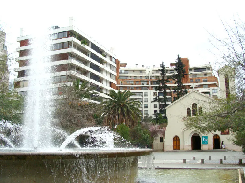 Plaza, fuente e Iglesia de Nuestra Señora del Rosario en el Barrio El Golf en Las Condes - Foto de Andrea Hoare Madrid