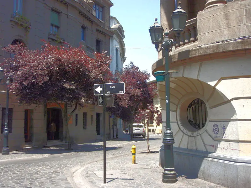 Cruce de las calles París y Londres en Santiago - Foto de AlBustos, CC BY-SA 3.0 <https://creativecommons.org/licenses/by-sa/3.0>, via Wikimedia Commons disponible en https://commons.wikimedia.org/wiki/File:Calles_Par%C3%ADs_Londres,_Santiago_12.JPG