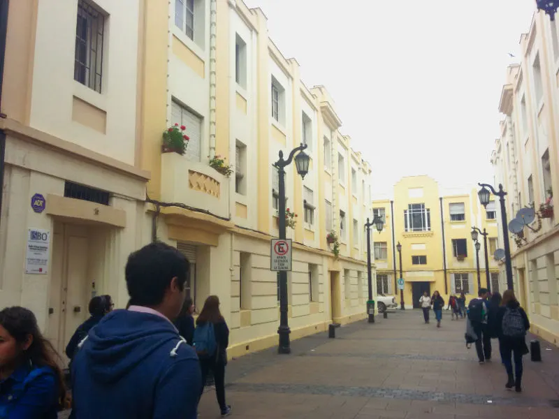 Casas art decó del Pasaje República. Santiagoando: Guía de Santiago. Foto de AHM