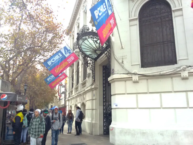 Estudiantes caminando por las calles del Barrio República en Santiago - Foto de AHM