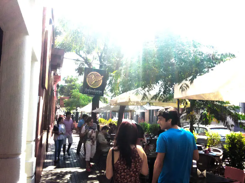 Gente caminando frente al restaurant Barandarián en el Barrio Bellavista - Foto de AHM