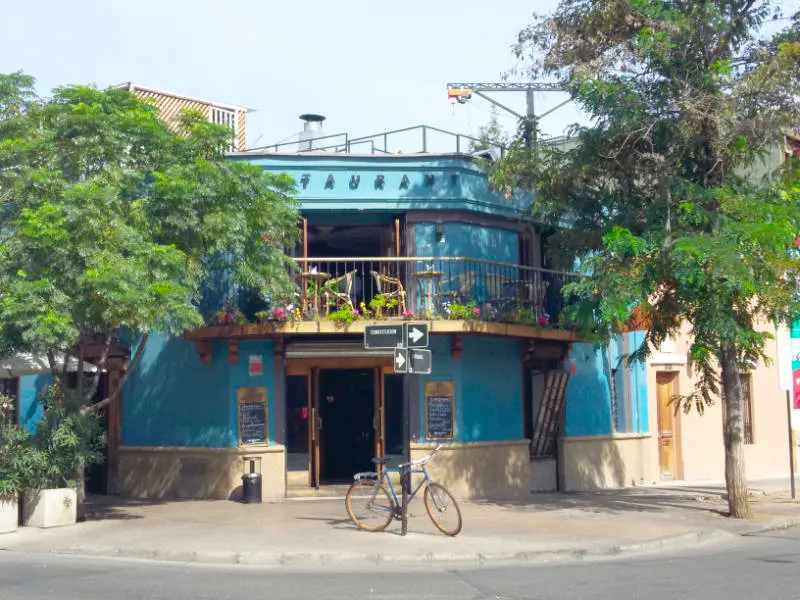 Restaurante en la esquina de las calles Constitución y Dardignac en el Barrio Bellavista - Foto de Andrea Hoare Madrid
