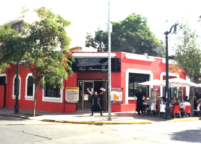 Mesero del Restaurante Galindo en el Barrio Bellavista llamando la atención - Foto de Andrea Hoare Madrid