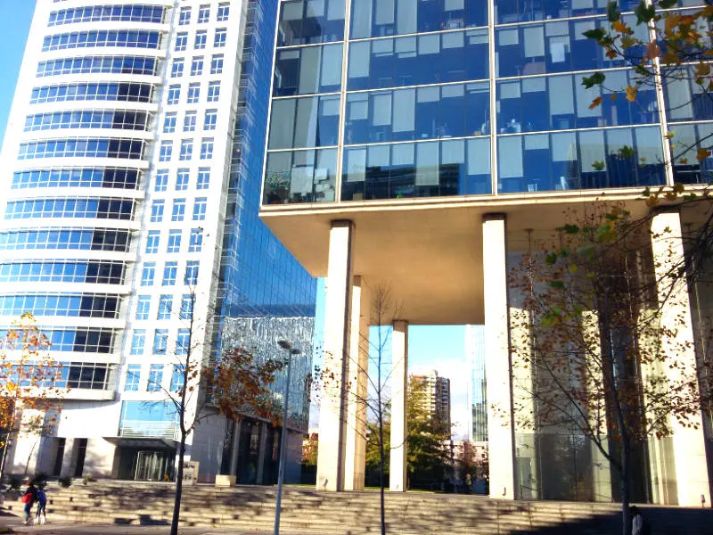Detalle del lobby de acceso de edificios del Boulevard Nueva Las Condes - Foto de Andrea Hoare Madrid