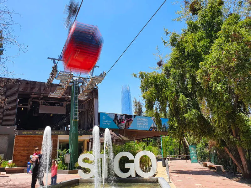 Acceso al Teleférico del Cerro San Cristóbal o Parque Metropolitano de Santiago de Chile - Foto de Andrea Hoare Madrid para Santiagoando, Guía de Santiago de Chile