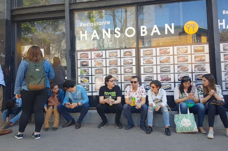 Gente haciendo fila afuera del restaurante de comida coreana en Patronato Hansoban - Foto de Andrea Hoare Madrid