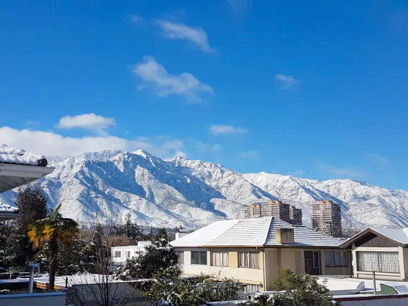 Cordillera y casas nevadas en Las Condes durante la nevazón del 14 de julio de 2017 - Foto de Andrea Hoare Madrid