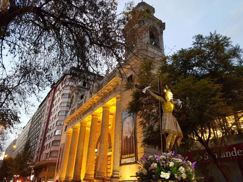 Cristo de Mayo el señor de los temblores saliendo en procesión desde la Iglesia de San Agustín - Foto de Andrea Hoare Madrid