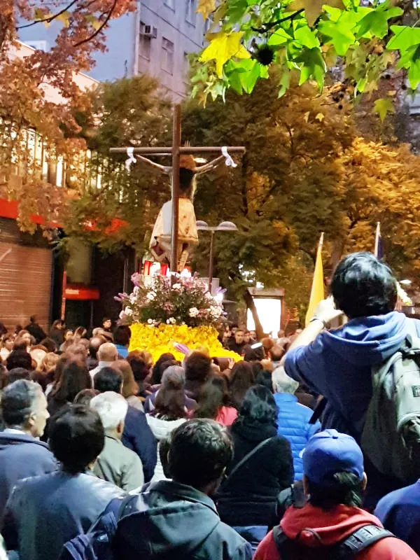 Feligreses en procesión detrás del Cristo de Mayo dirigiéndose hacia la Plaza de Armas. Foto de Andrea Hoare Madrid