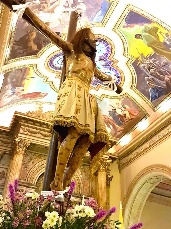 Talla de madera del Cristo de Mayo o Cristo de la Agonía en la Iglesia de San Agustín antes de salir de precesión un 13 de mayo - Foto de Andrea Hoare Madrid