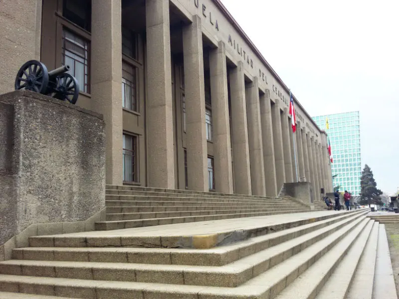 Escalinatas de acceso a la Escuela MIlitar de Chile - Foto de Andrea Hoare Madrid