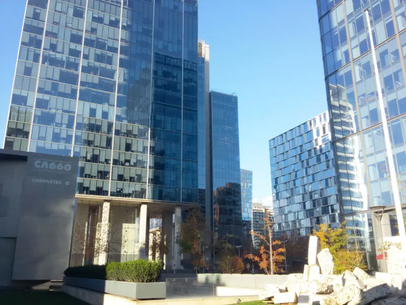 Entrada de la Fundación CorpArtes en el Boulevard Nueva Las Condes - Foto de Andrea Hoare Madrid