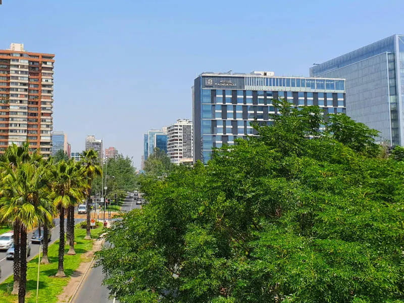 Guía de hoteles de Santiago de Chile, foto del Hotel Plaza el Bosque en la Avenida Manquehue de Las Condes desde el puente del Parque Araucano - Foto de Andrea Hoare Madrid