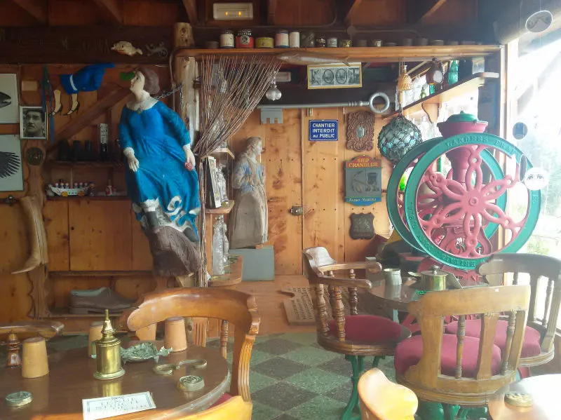 Comedor de Pablo Neruda en la Casa Museo de Isla Negra, se ven mascarones de proa y otros objetos marítimos de su colección - Foto de Andrea Hoare Madrid