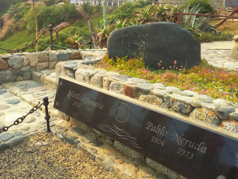Tumba de Pablo Neruda y Matilde Urrutia en Isla Negra - Foto de Andrea Hoare Madrid