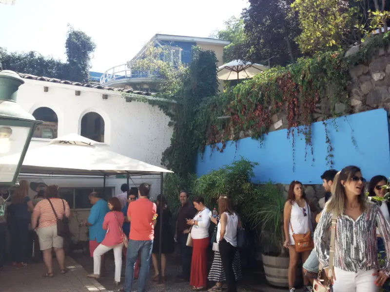 Gente haciendo fila para entrar a La Chascona, la Casa Museo de Pablo Neruda en Santiago - Foto de Andrea Hoare Madrid