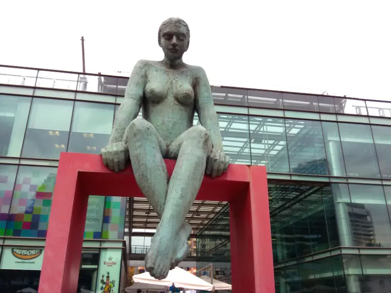 Escultura "La Pensadora" de Francisca Cerda (Bronce, 2010) en el Paseo de las Esculturas La Pastora ubicado detrás del Centro Cívico Teatro Municipal de Las Condes - Foto de Andrea Hoare Madrid