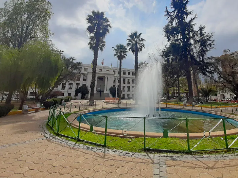 Plaza y Municipalidad de Ñuñoa - Foto de Tommy Boy, CC BY-SA 4.0 , via Wikimedia Commons, disponible en https://commons.wikimedia.org/wiki/File:Municipalidad_%C3%91u%C3%B1oa_4.jpg