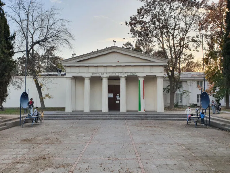Edificio del Museo de Ciencia y Tecnología dentro del Parque Quinta Normal - Foto de AHM