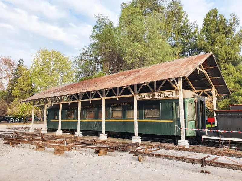 Vagones de un tren histórico de Ferrocarriles del Estado en la reproducción de la Estación de trenes Ñuñoa en el Museo Ferriovario, ubicado dentro del Parque Quinta Normal - Foto de Andrea Hoare Madrid