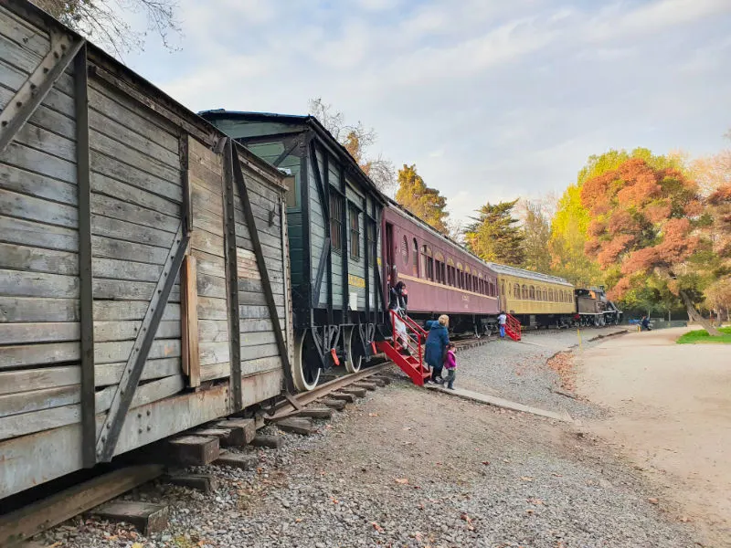 Personas visitando el interior de vagones de trenes históricos en el Museo Ferroviario de Santiago en el Parque Quinta Normal - Foto de Andrea Hoare Madrid