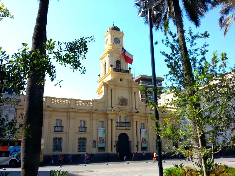 Fachada del Museo Histórico Nacional en la Plaza de Armas en Santiago Centro - Foto de AHM