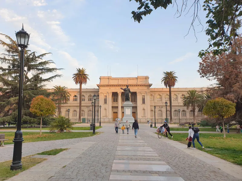 Frontis del Museo Nacional del Historia Natural ubicado dentro del Parque Quinta Normal - Foto de Andrea Hoare Madrid