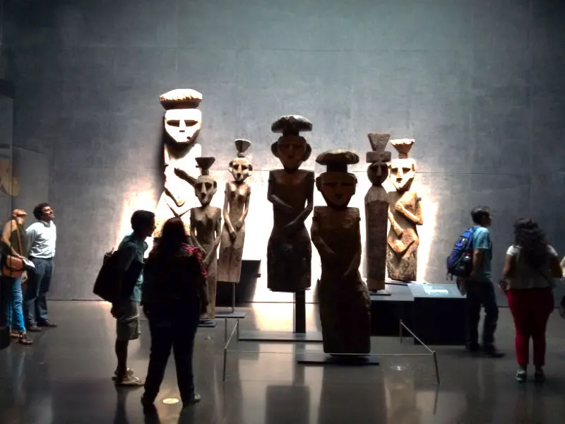 Gente mirando los chemamülles expuestos en el Museo Precolombino de Santiago - Foto de Andrea Hoare Madrid / Guía de los museos de Santiago más importantes