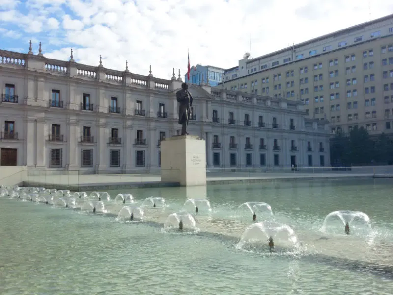 Fachada sur del Palacio de la Moneda y pileta - Foto de Andrea Hoare Madrid