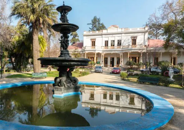 Fuente y Palacio Ossa, sede de la Casa de Cultura de Ñuñoa. Captura de pantalla de la página del Consejo de Monumentos Nacionales disponible en https://www.monumentos.gob.cl/monumentos/monumentos-historicos/actual-casa-cultura-nunoa-incluido-parque-lo-rodea