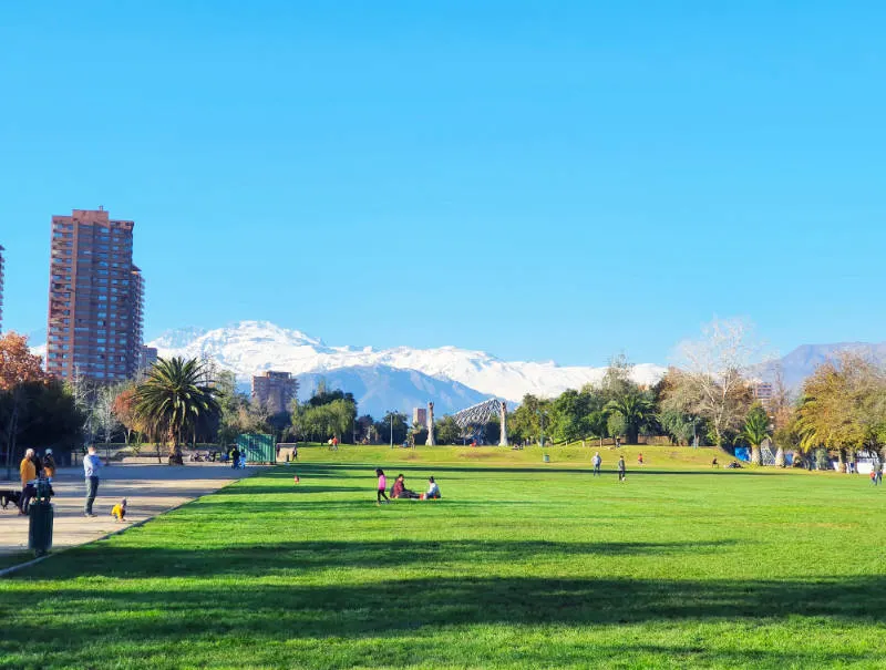 Pradera del Parque Araucano y al fondo la cordillera de Los Andes nevada después de un día de lluvia - Foto de Andrea Hoare Madrid