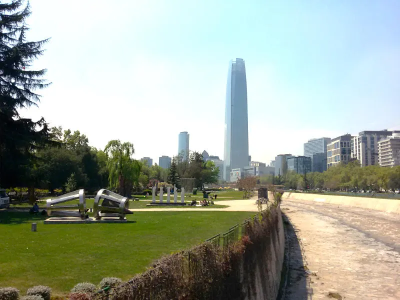 Vista panorámica del Parque de las Esculturas en Providencia. Al fondo se ve la Torre del Costanera Center y a la derecha el Río Mapocho - Foto de AHM