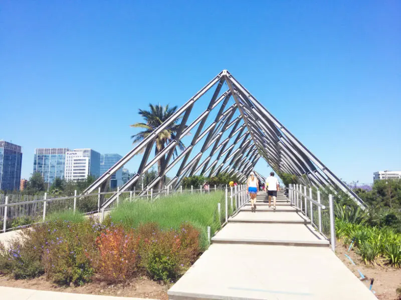 Gente cruzando el Puente sobre la Avenida Manquehue que conecta el Parque Juan Pablo II con el Parque Araucano - Foto de Andrea Hoare Madrid