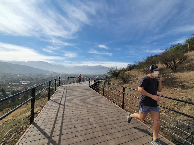 Deportista en la pasarela del Cerro Calán - Foto de Andrea Hoare Madrid