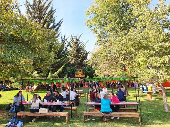 Personas en la Feria del Sanguche en el Parque Padre Hurtado - Foto de Andrea Hoare Madrid